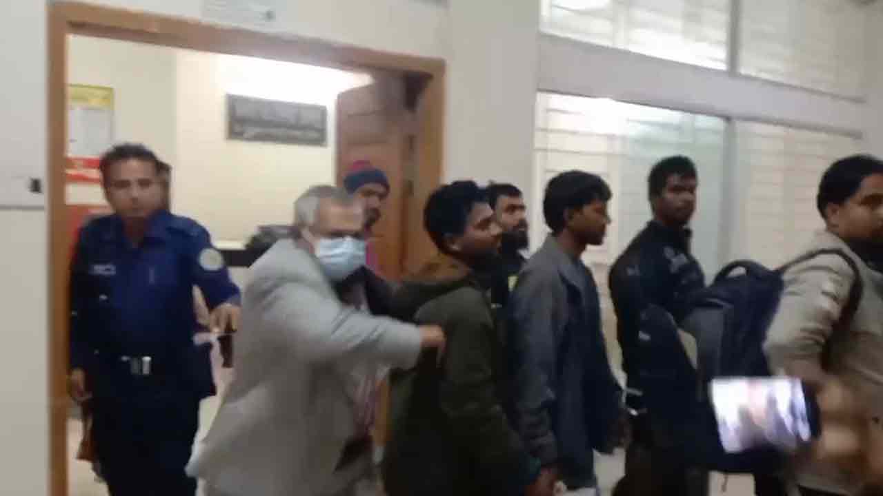 দুর্নীতি মামলায় কারাগারে বিআরটিএর সাবেক সহকারী পরিচালক, আদালত চত্বরে সাংবাদিককে লাথি