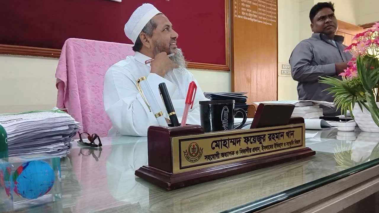 মানিকগঞ্জে দেবেন্দ্র কলেজে অতিরিক্ত ভর্তি ফি আদায়ের অভিযোগ