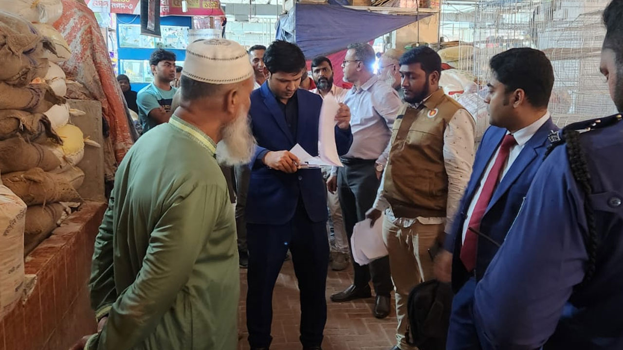 সাভারে মার্কেট থেকে সরকারি চাল ও আটা জব্দ, দুই দোকানিকে জরিমানা