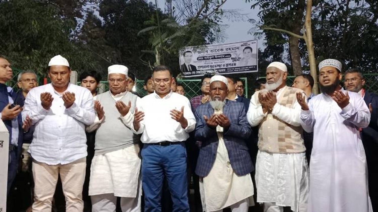 রংপুরে শহীদ আবু সাঈদের কবর জিয়ারত করলেন তারেক রহমান