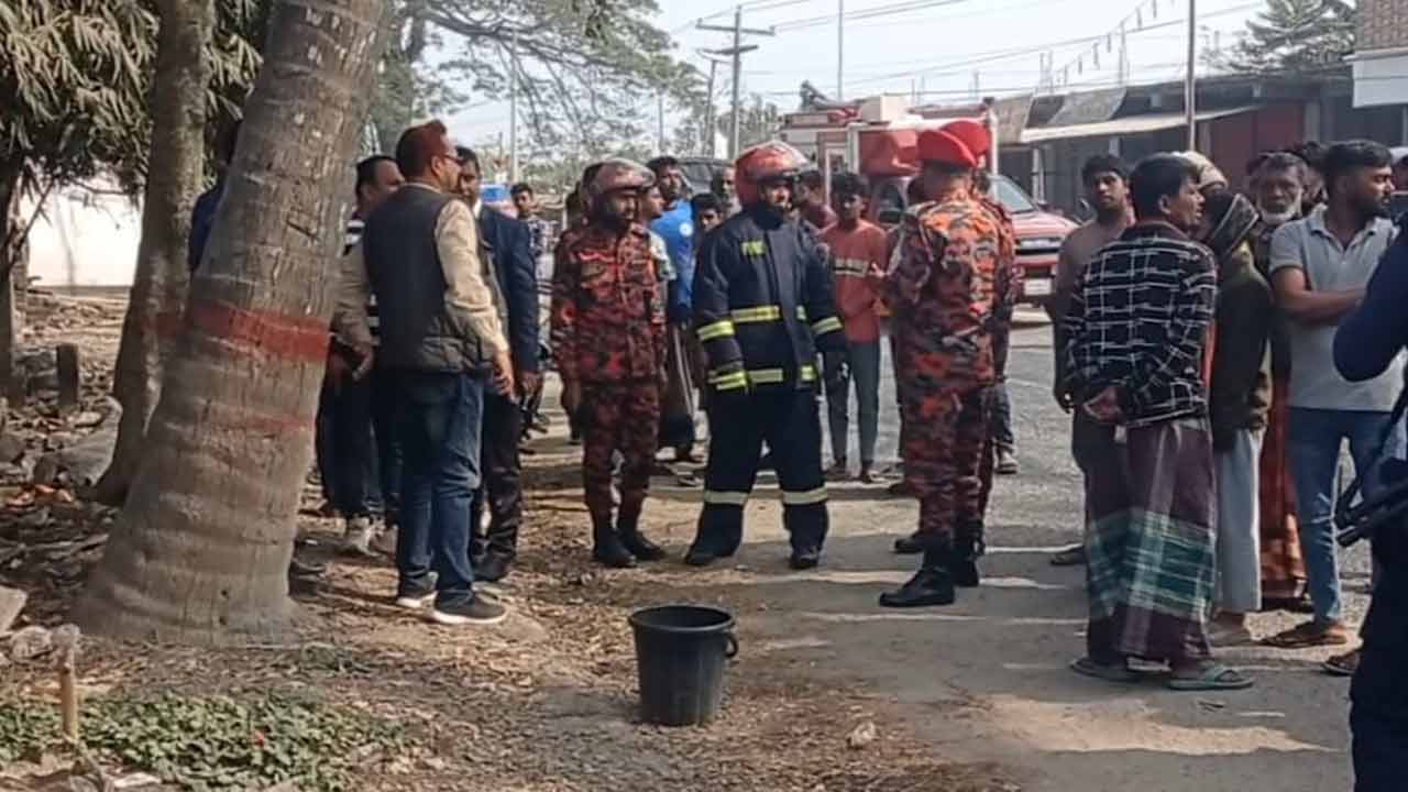 মেহেরপুরে রাস্তার পাশ থেকে বোমা উদ্ধার