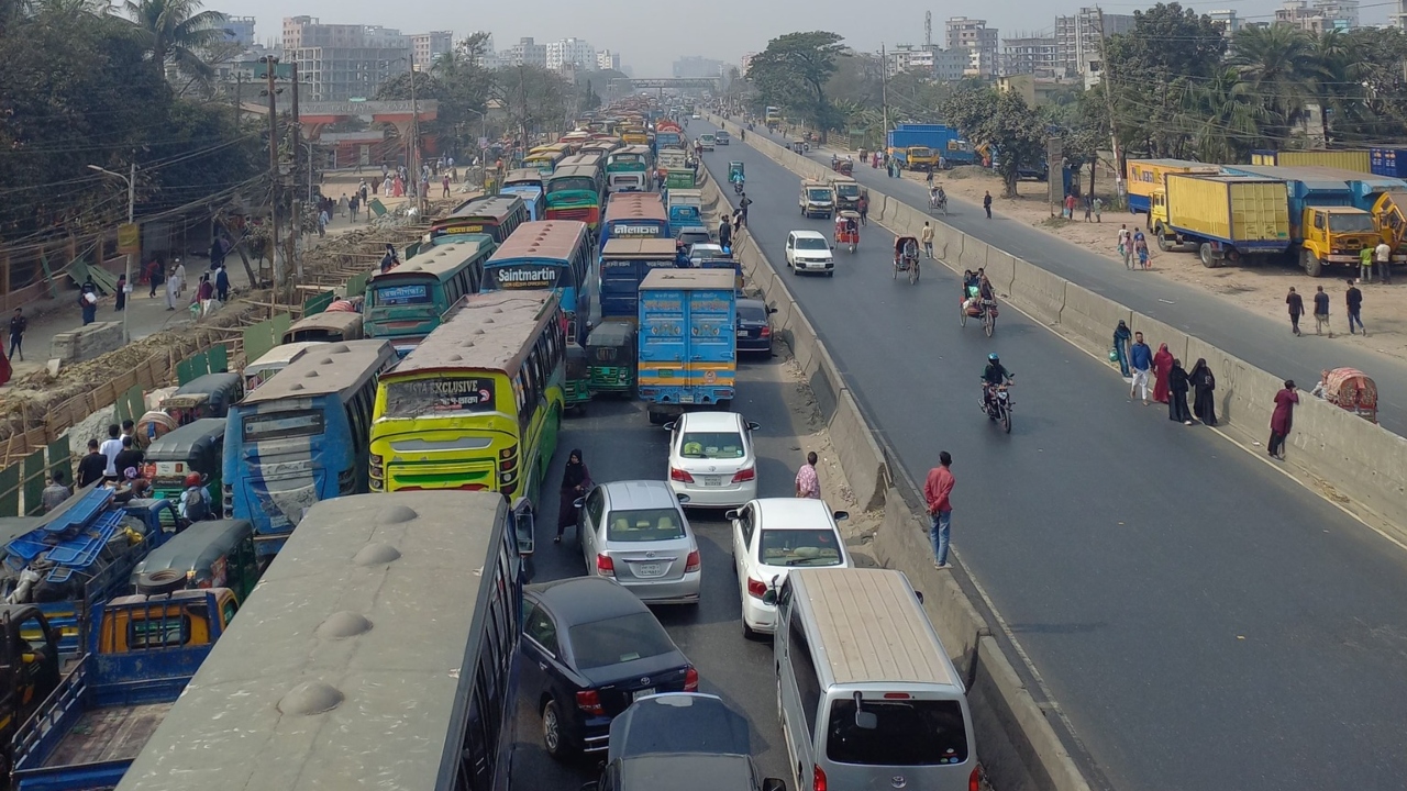 গ্যাস সংকটে ঢাকা&ndash;চট্টগ্রাম মহাসড়ক অবরোধ করে বিক্ষোভ