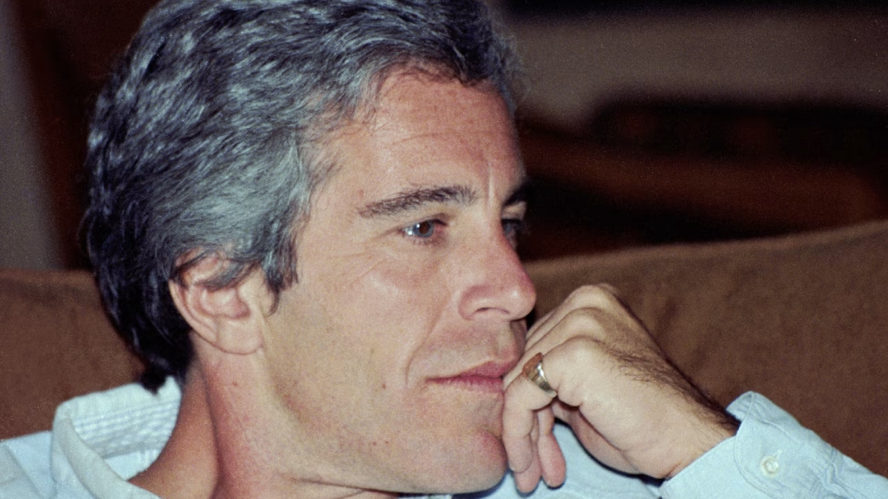 পরিচয় ফাঁসের পর এপস্টিনের হাজারও নথি সরিয়ে নিয়েছে যুক্তরাষ্ট্রের বিচার বিভাগ