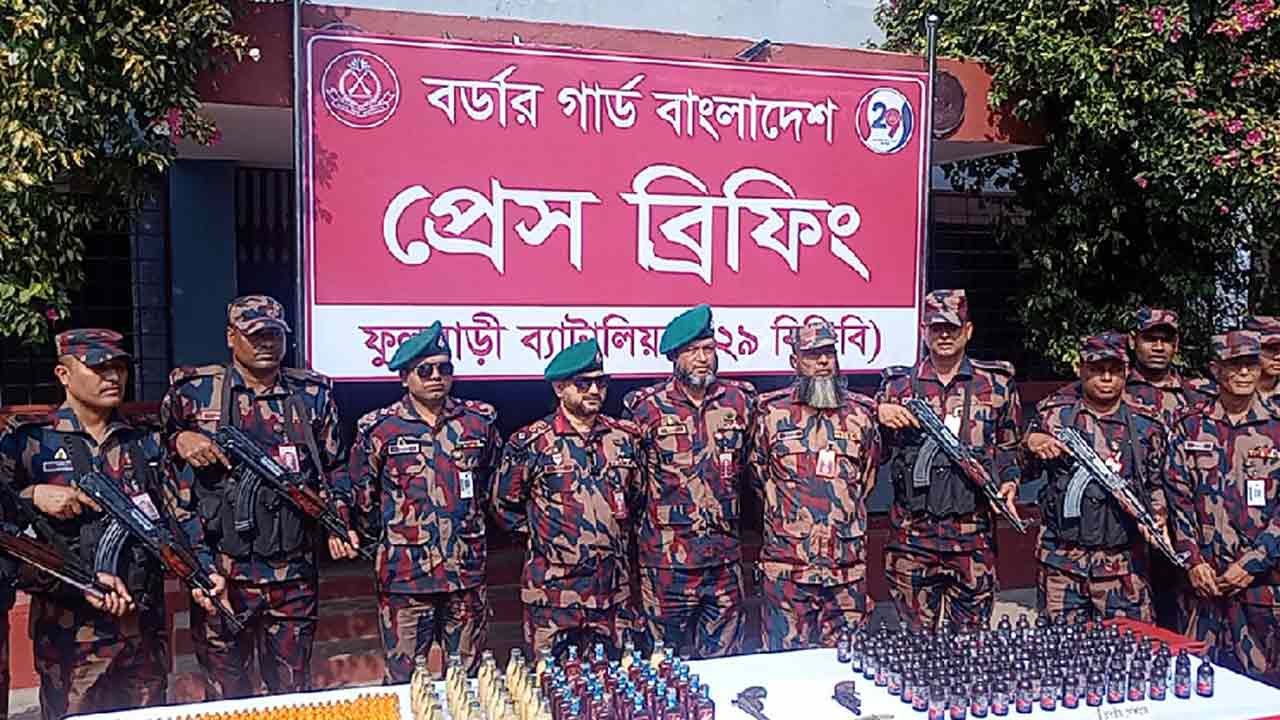 ফুলবাড়ী সীমান্তে দুইটি বিদেশি ওয়ানশুটার গান ও বিপুল পরিমাণ মাদক উদ্ধার