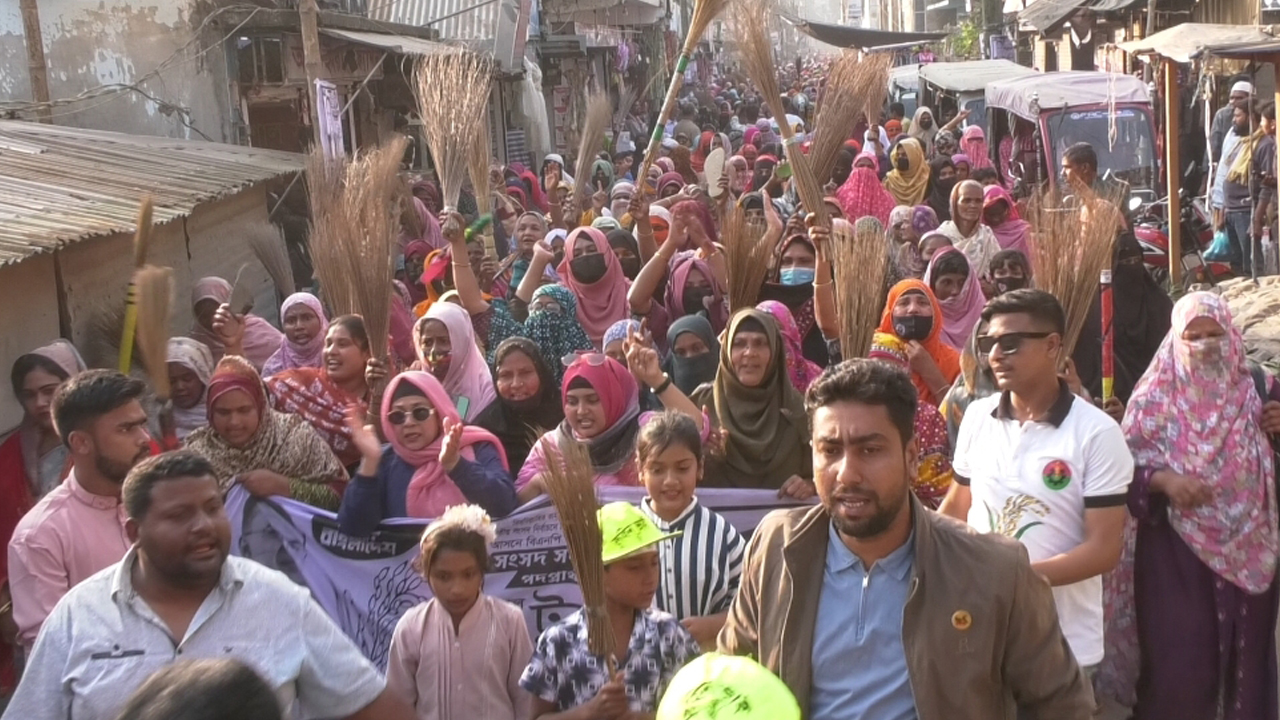 সিরাজগঞ্জে জামায়াত আমিরের বক্তব্যের প্রতিবাদে ঝাড়ু মিছিল