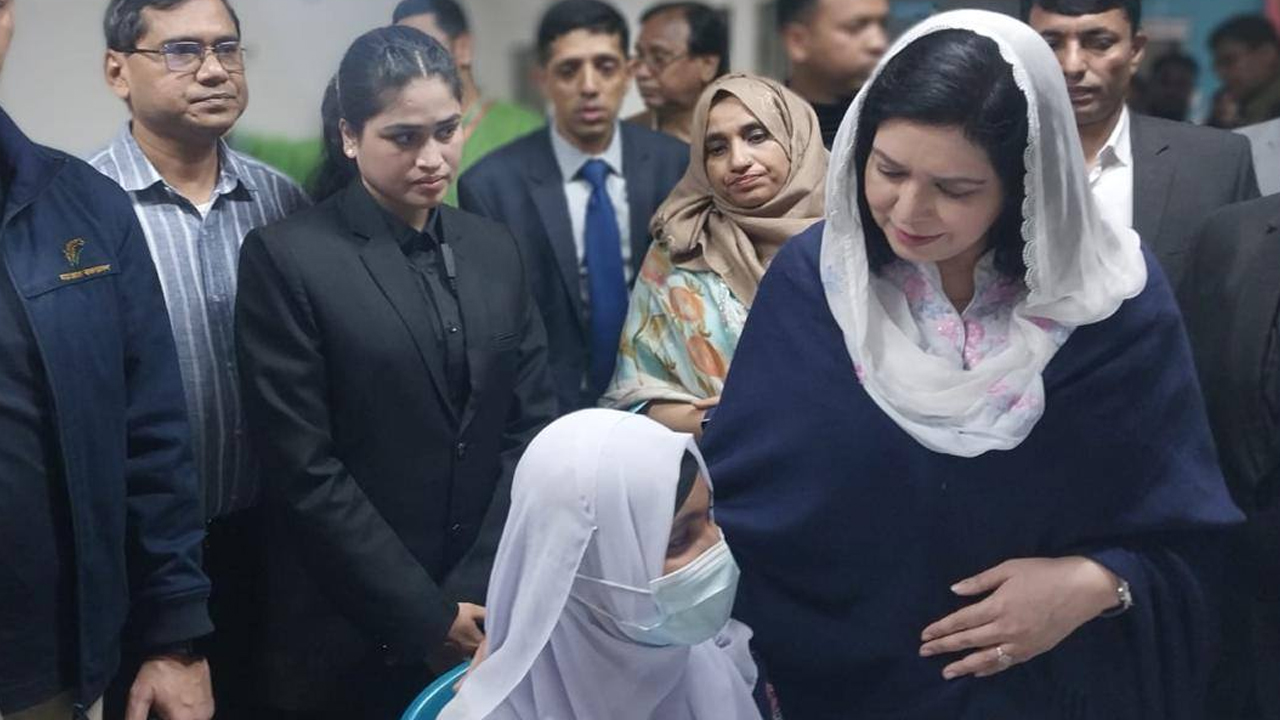 ভাষানটেকে অগ্নিকাণ্ডে ক্ষতিগ্রস্তদের পাশে জুবাইদা রহমান