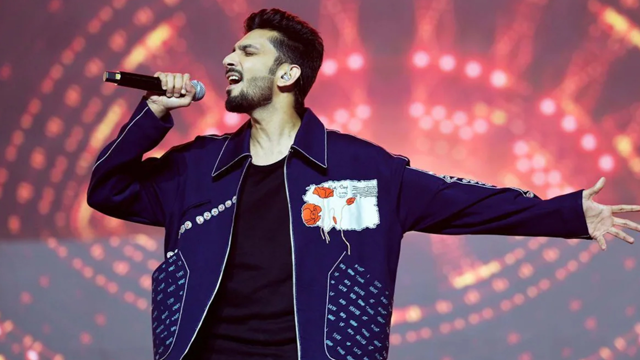 বিয়েবাড়িতে ৫০০ টাকায় গাইতেন গান, এখন নেন কয়েক কোটি