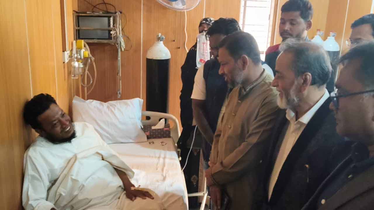 মুফতি আমির হামজা হাসপাতালে ভর্তি, দেখতে গেলেন বিএনপির প্রার্থী