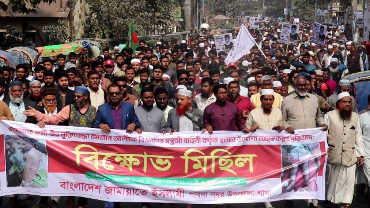 পাবনায় মুক্তিযোদ্ধাকে কুপিয়ে আহত করার প্রতিবাদে জামায়াতের বিক্ষোভ