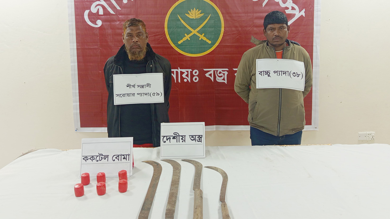 গৌরনদীতে শীর্ষ সন্ত্রাসীকে আটক করল সেনাবাহিনী