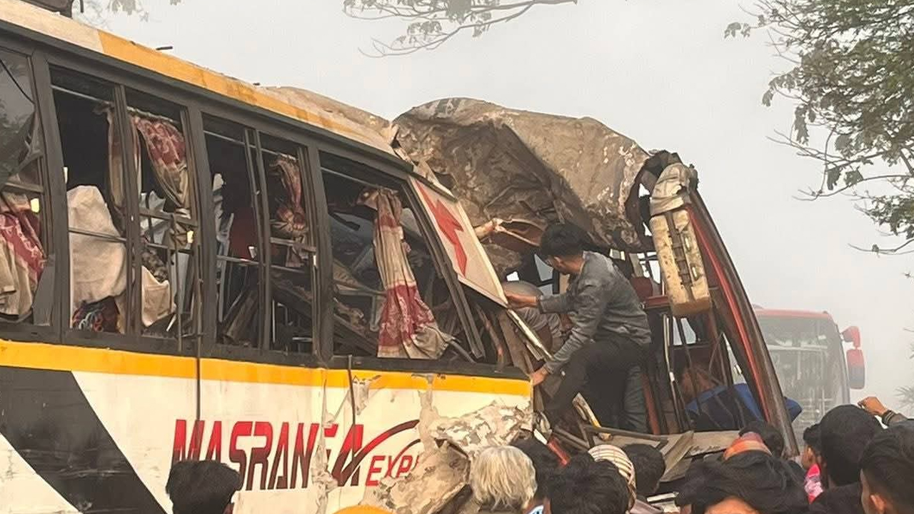 পাবনায় দুই বাসের সংঘর্ষে প্রাণ গেল ২ জনের