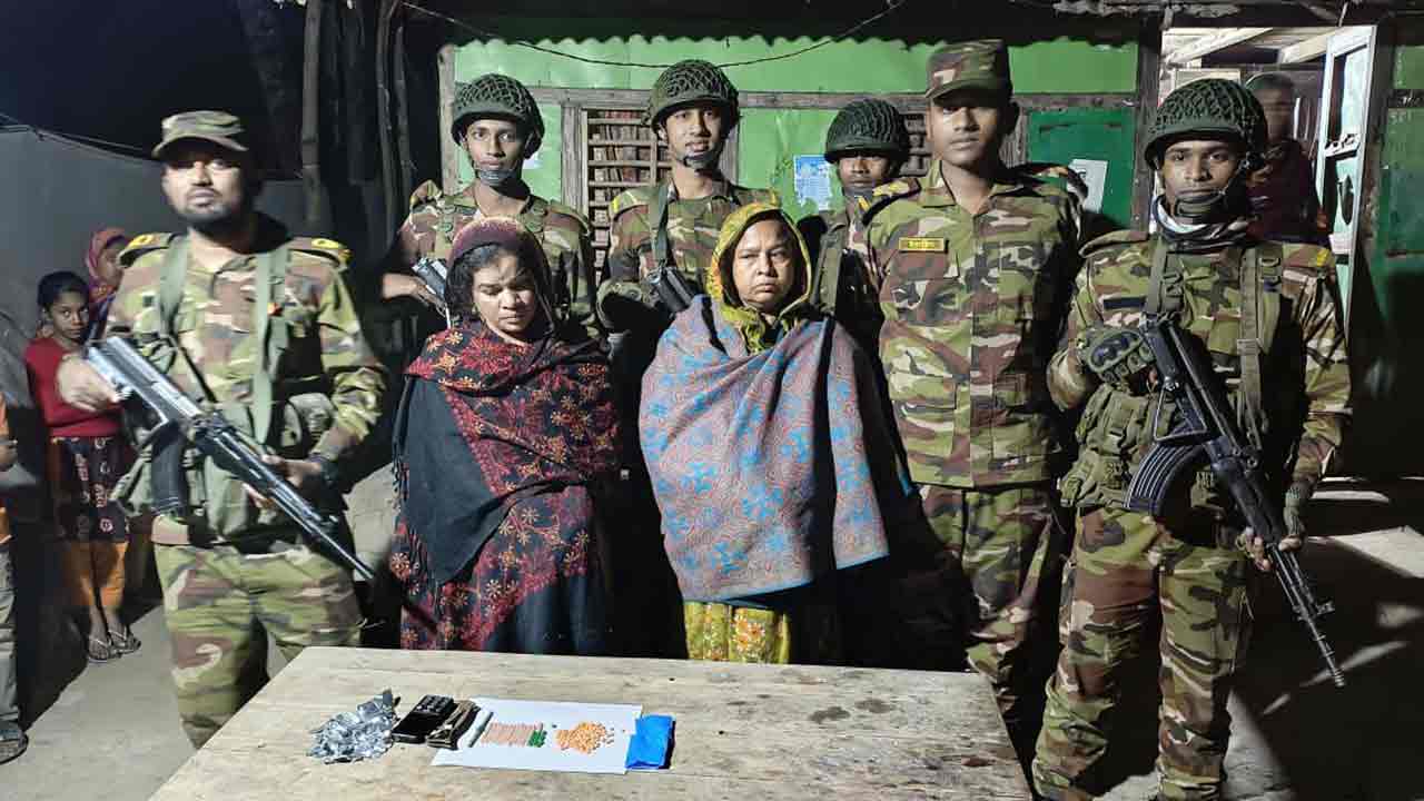 পিরোজপুরে যৌথ বাহিনীর অভিযানে ইয়াবাসহ দুই নারী আটক