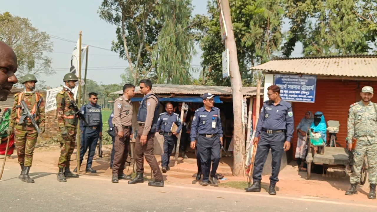 নওগাঁয় পাঁচটি পেট্রোল বোমা উদ্ধার