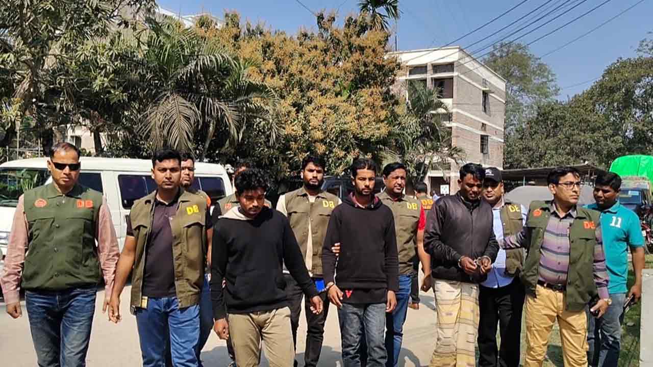 পাবনায় নির্বাচনের আগেরদিন অস্ত্রসহ তিনজন গ্রেপ্তার