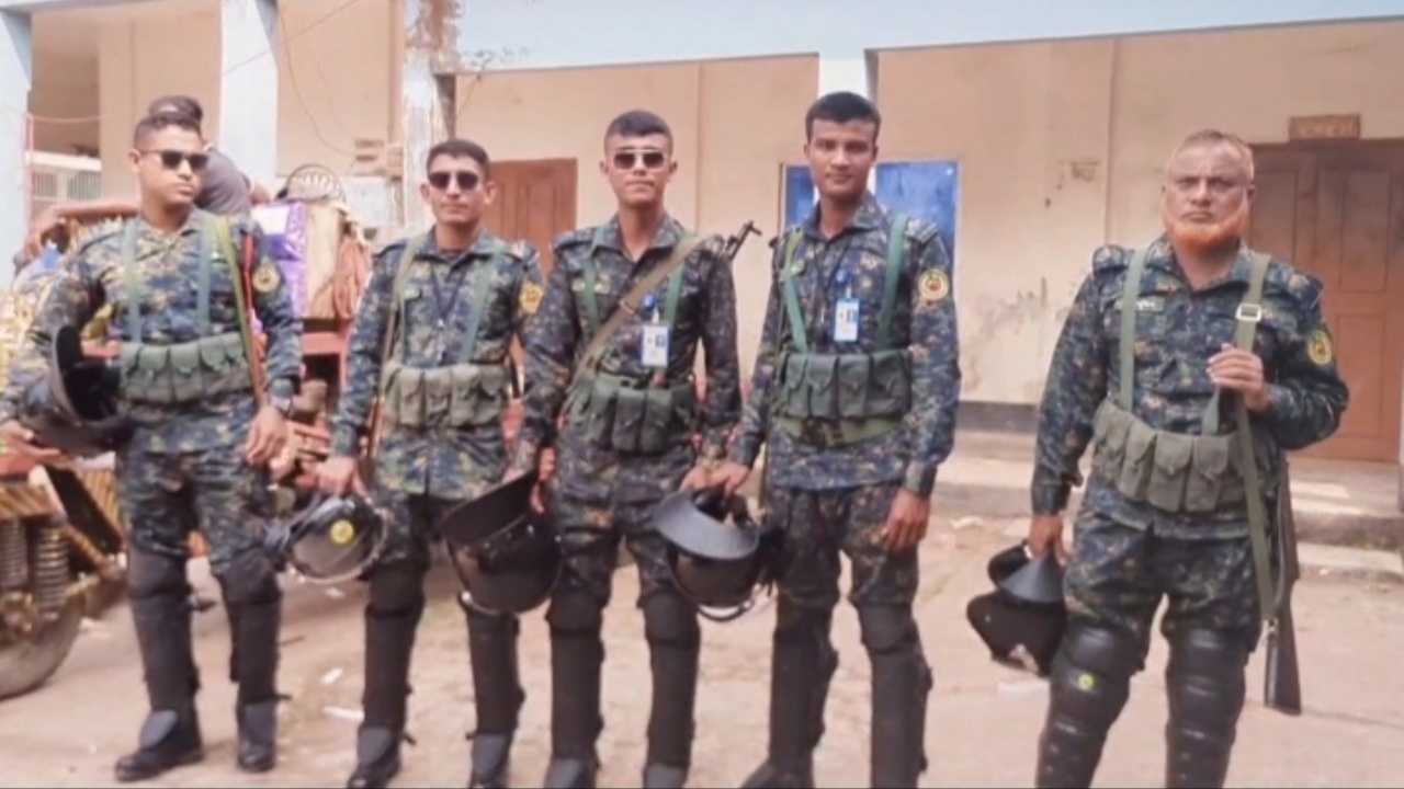 পটুয়াখালীর ৫১৩ কেন্দ্রে ব্যালট পেপারসহ নির্বাচনী সরঞ্জাম পাঠানো শুরু