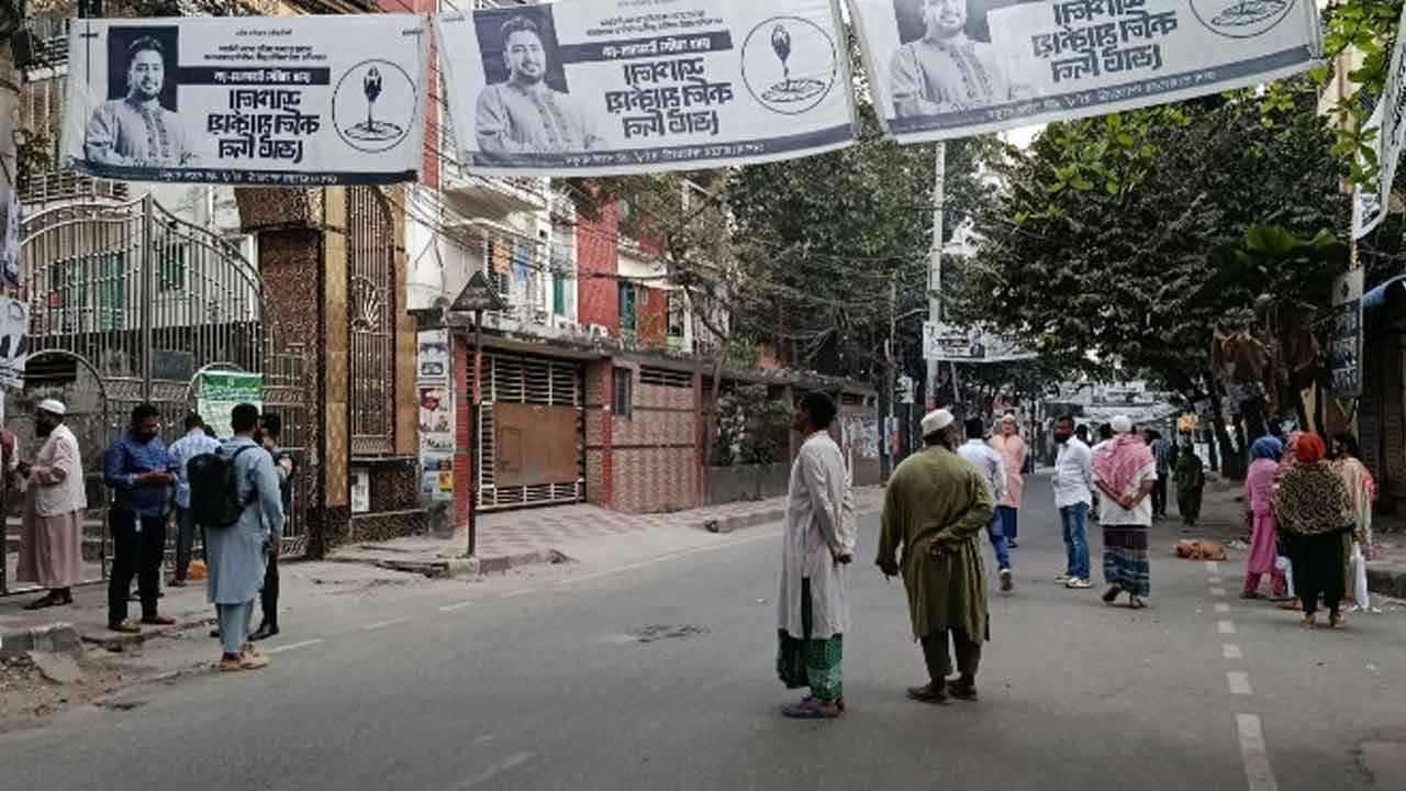 ভোর থেকেই কেন্দ্রে কেন্দ্রে কর্মী-সমর্থকরা, সতর্ক আইনশৃঙ্খলা বাহিনী