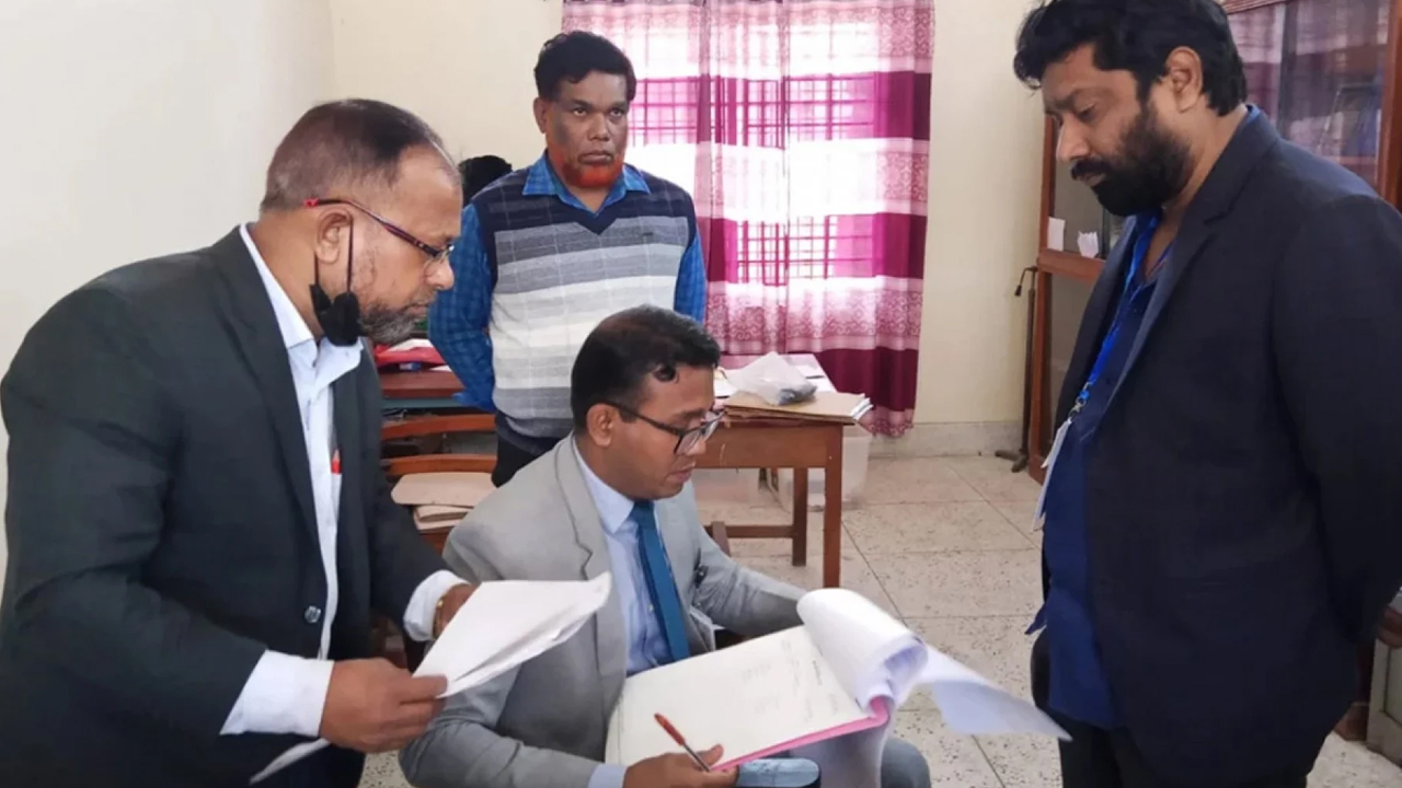 ভোটকক্ষে টাকা বিতরণ, বিএনপি প্রার্থীর পোলিং এজেন্টকে জরিমানা