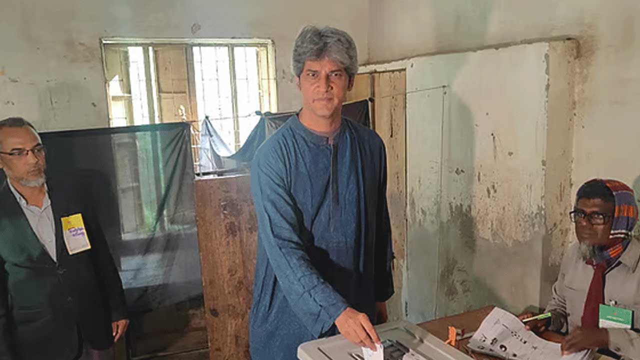 জোনায়েদ সাকির ভূমিধস বিজয়