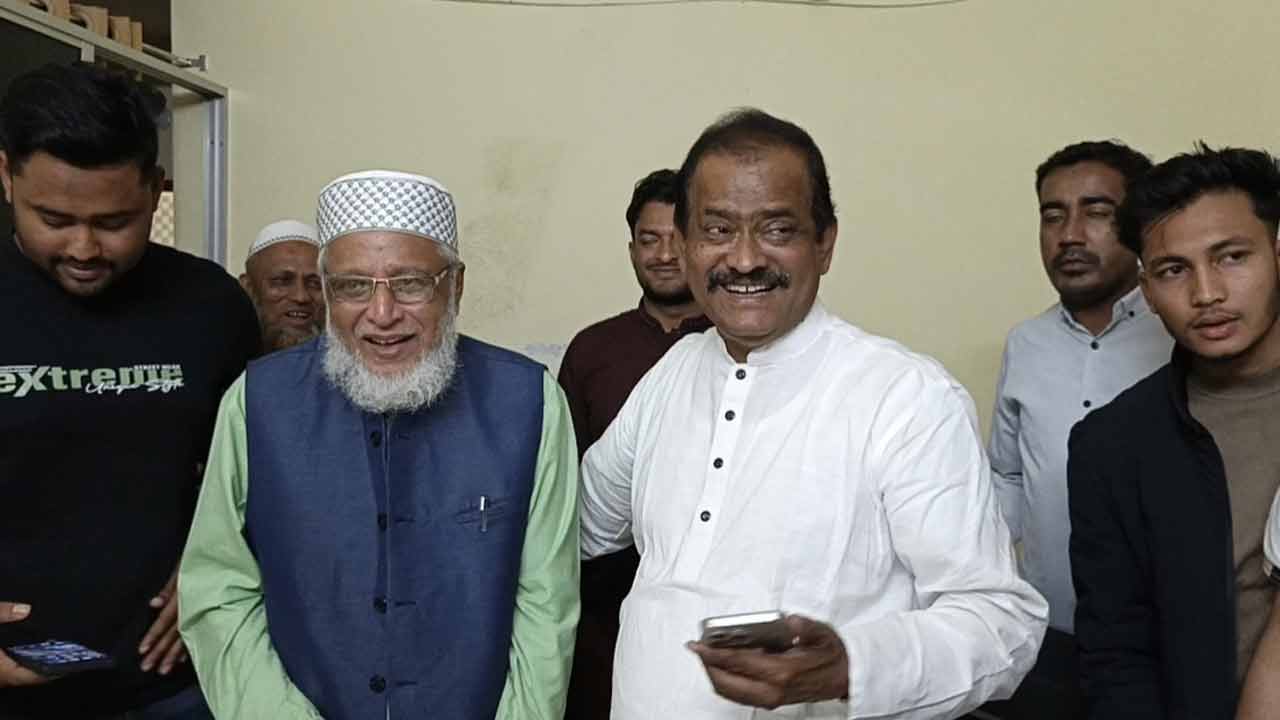 বিজয়ী হয়ে প্রতিদ্বন্দ্বী প্রার্থীর বাড়িতে বিএনপির খায়ের ভূঁইয়া