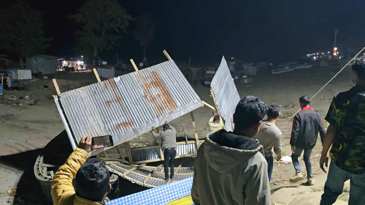 সরকারি জমিতে বিএনপির &lsquo;বহিষ্কৃত নেতার&rsquo; দোকান, গুড়িয়ে দিল পৌর বিএনপি