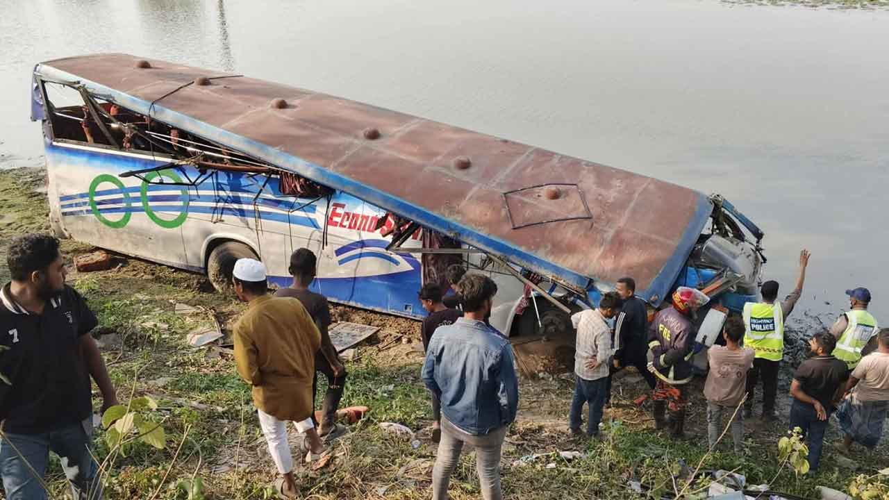 দাউদকান্দিতে বাস&ndash;অটোরিকশা সংঘর্ষে নিহত ২