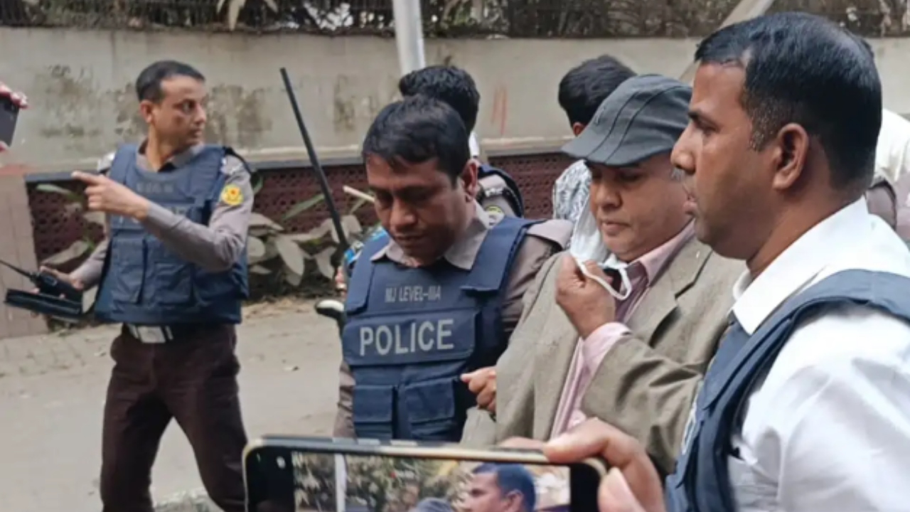 ধানমন্ডি-৩২ এ শ্রদ্ধা জানাতে এসে আটক ঢাবি অধ্যাপক