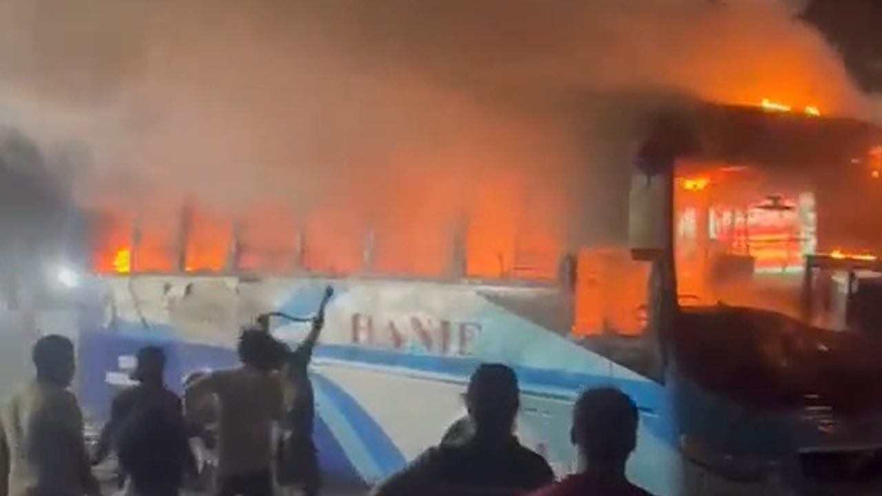 পার্কিং করা বাসে দুর্বৃত্তদের আগুন