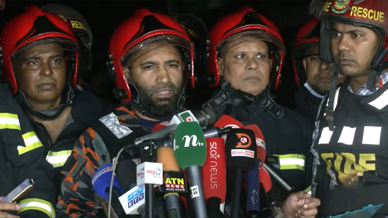 কারওয়ান বাজারের বাণিজ্যিক ভবনের আগুন নিয়ন্ত্রণে