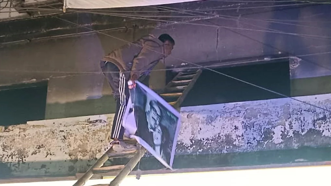 পোড়া আ.লীগ কার্যালয়ে শেখ মুজিব-হাসিনার ব্যানার