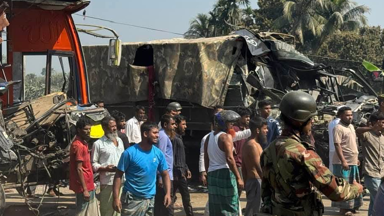 ফুলপুরে সেনাবাহিনীর ট্রাক ও বাসের সংঘর্ষ, নিহত ২