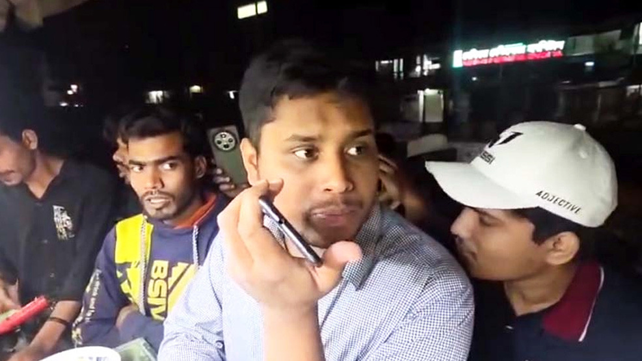 চাঁদাবাজির অভিযোগে ইজারাদারকে কল দিয়ে যা বললেন হাসনাত