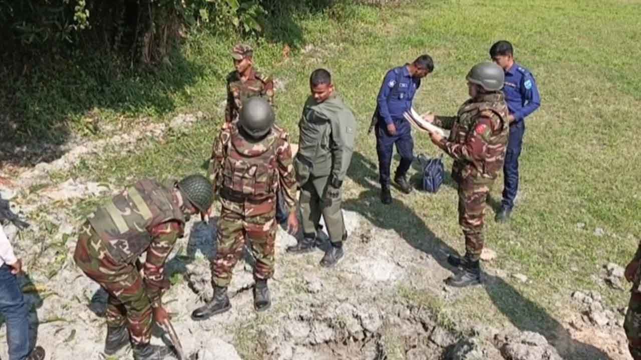 মাদারীপুরে সেনাবাহিনীর অভিযানে উদ্ধারকৃত ৪০ ককটেল ধ্বংস