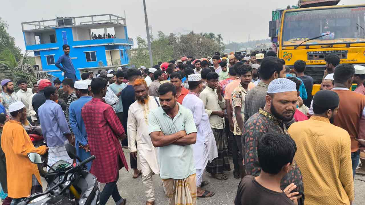 শেরপুরে ট্রাকচাপায় প্রাণ গেল বাবা-ছেলের