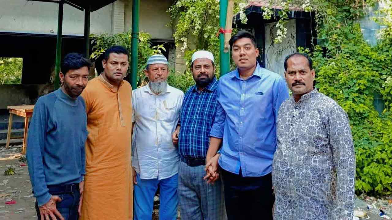 পাবনায় আ.লীগ কার্যালয়ে জাতীয় পতাকা উত্তোলন, &lsquo;জয় বাংলা&rsquo; স্লোগান