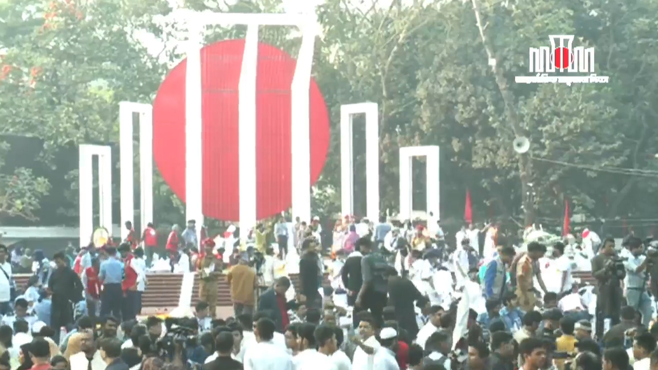 ভাষাশহীদদের প্রতি শ্রদ্ধা জানাতে কেন্দ্রীয় শহীদ মিনারে জনতার ঢল