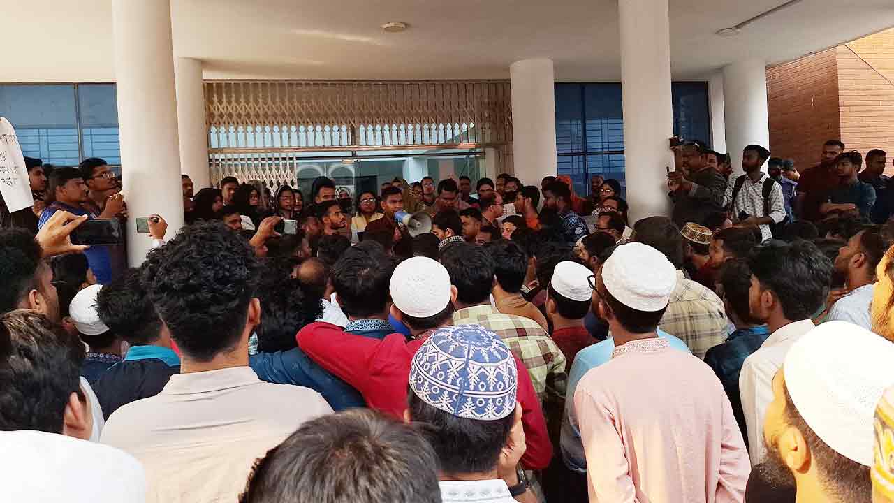 শাওন হত্যায় জড়িতদের গ্রেপ্তারে পুলিশকে রাত ৮টা পর্যন্ত শিক্ষার্থীদের আল্টিমেটাম