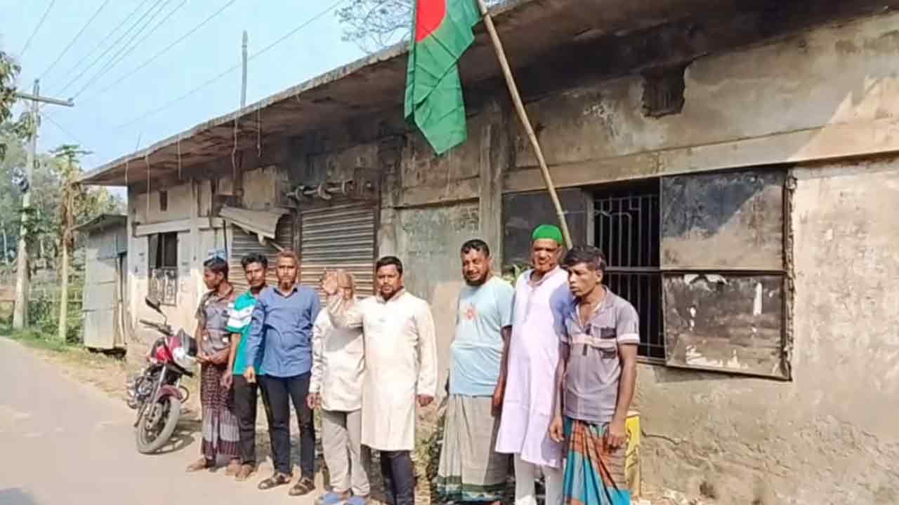 নড়াইলে &lsquo;জয় বাংলা&rsquo; স্লোগান দিয়ে আ. লীগ কার্যালয়ে জাতীয় পতাকা উত্তোলন