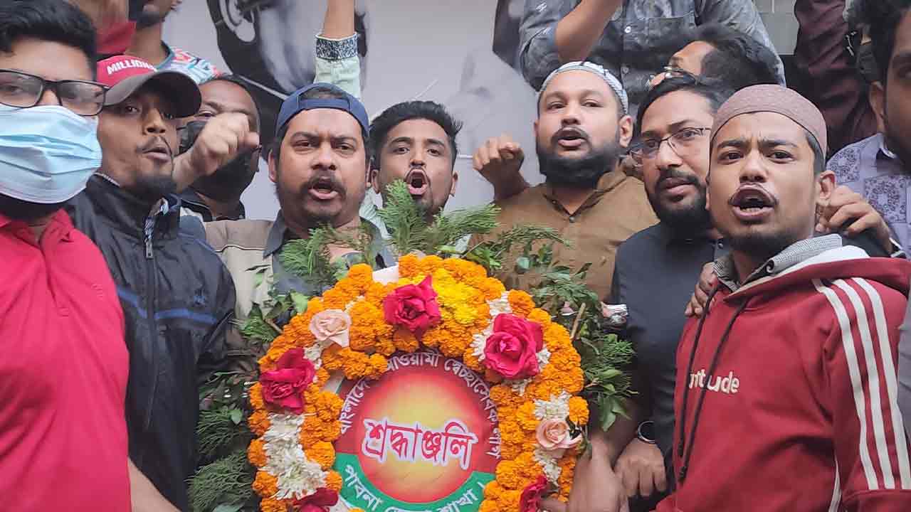 পাবনায় আ.লীগ কার্যালয়ে আগুন দেওয়ায় আ&rsquo;লীগ নেতাকর্মীদের বিক্ষোভ মিছিল