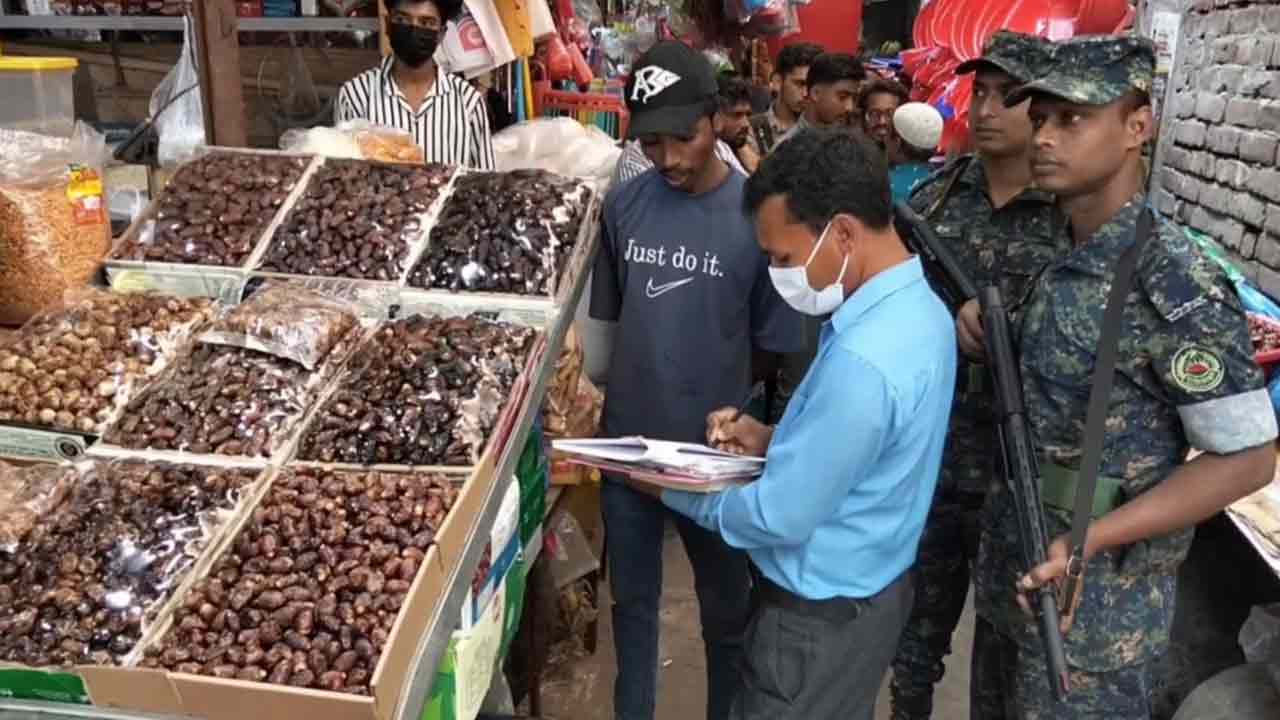 নিম্নমানের খেজুরে সরিষার তেল মিশিয়ে বিক্রি, ব্যবসায়ীকে জরিমানা