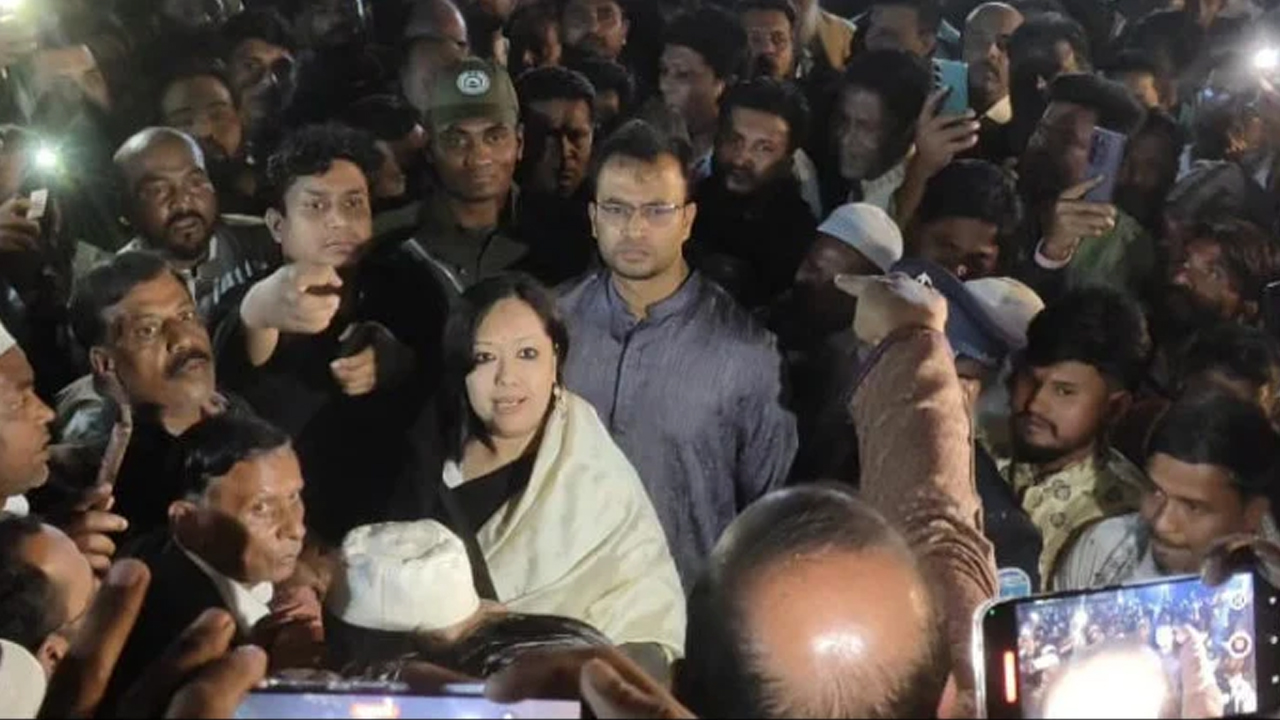 রুমিন ফারহানাকে শহীদ মিনারে শ্রদ্ধা নিবেদনে বাধা: থানায় মামলা