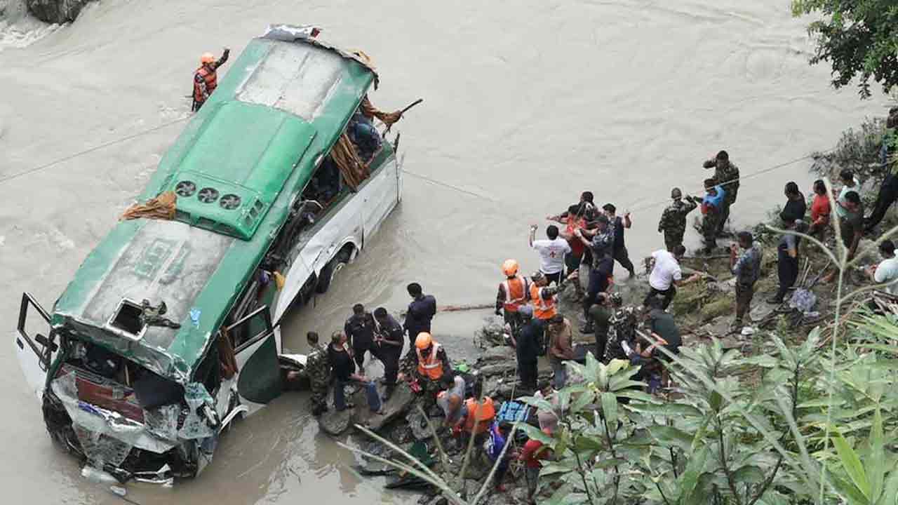 নেপালে বাস উল্টে ১৮ জন নিহত