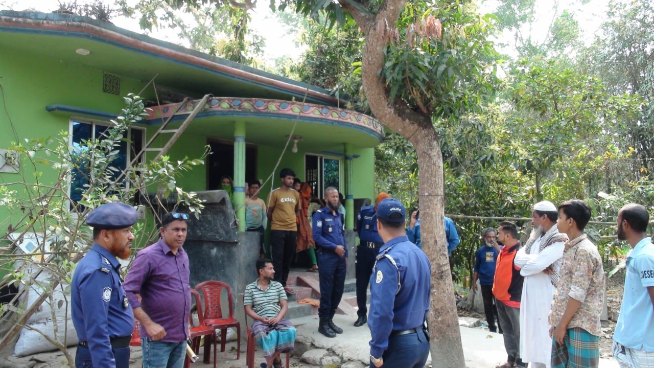 বরিশালে প্রবাসীর বাড়িতে ডাকাতি, কোরআন ছুঁইয়ে গোপন রাখার শপথ