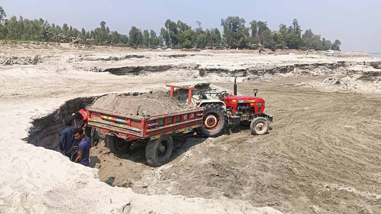 ব্রহ্মপুত্রের তীর কেটে মাটির ব্যবসা, ঝুঁকিতে &lsquo;ডানতীর রক্ষা প্রকল্প&rsquo;