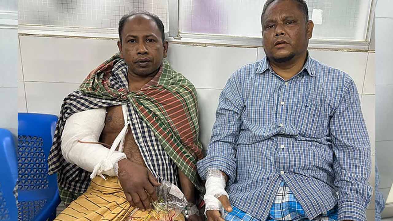 তিন সাংবাদিকের ওপর হামলা