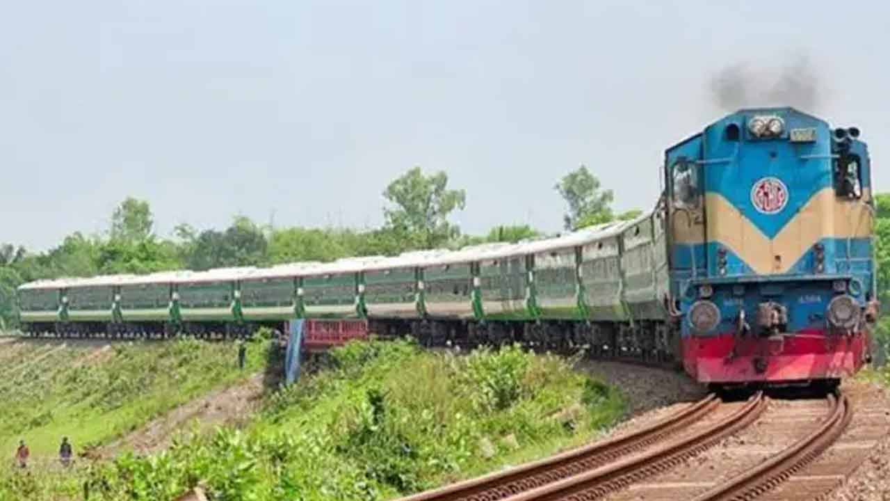 ট্রেনের ধাক্কায় কৃষি কর্মকর্তা নিহত