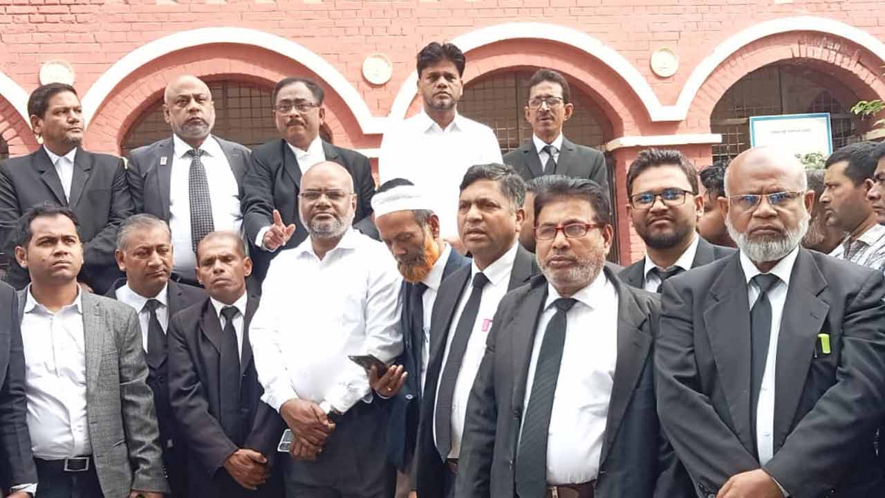 আ.লীগ নেতাদের জামিন, আইনজীবীদের আদালত বর্জন