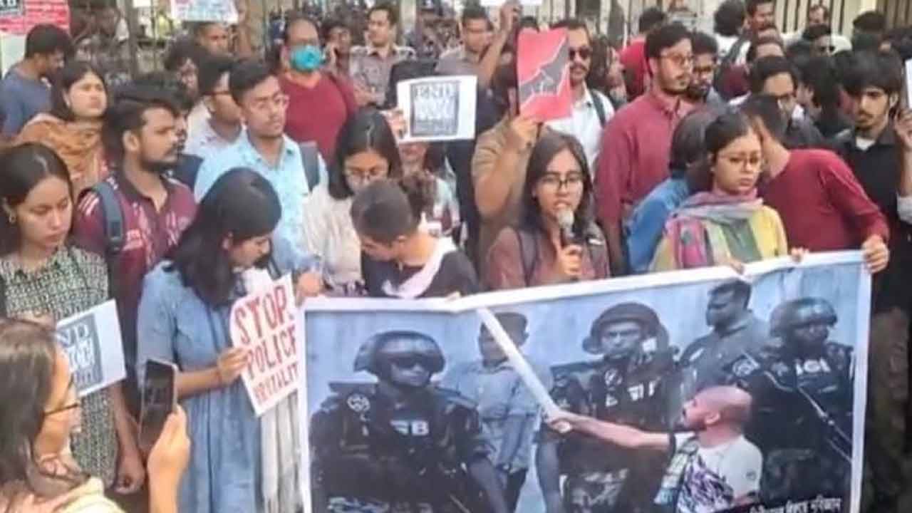 ঢাবি শিক্ষার্থীর ওপর পুলিশের হামলার প্রতিবাদে শাহবাগ থানার সামনে বিক্ষোভ