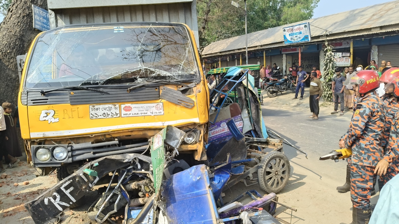 গাইবান্ধার সাদুল্লাপুরে কার্গো-ইজিবাইকের ত্রিমুখী সংঘর্ষে নিহত ২, আহত ৫