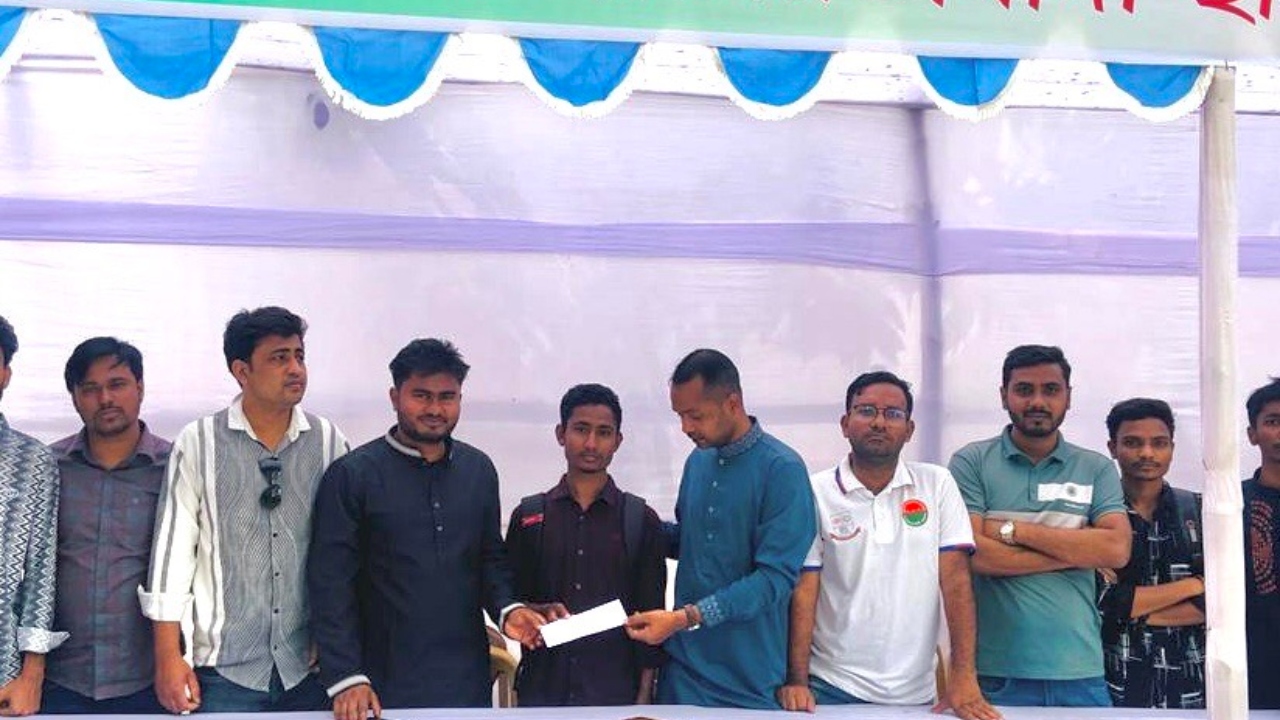 টাকার অভাবে ভর্তি অনিশ্চিত, জবি শিক্ষার্থীর পাশে ছাত্রদল