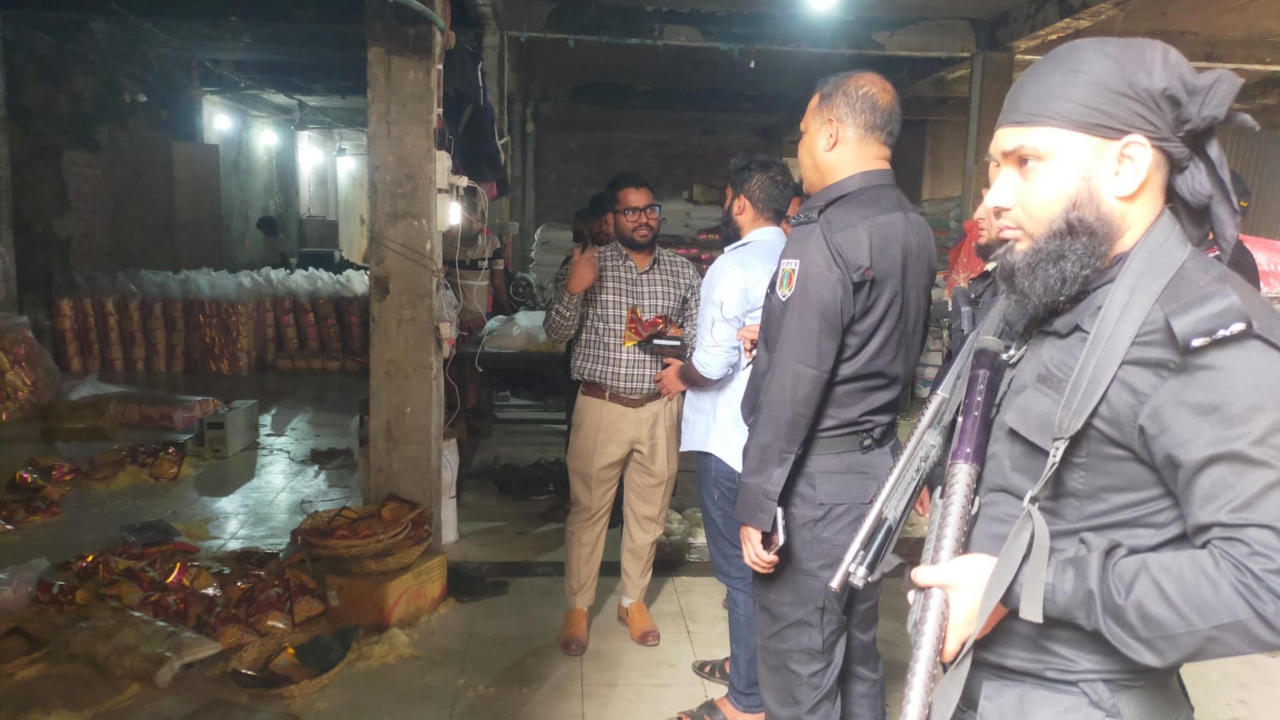 কুমিল্লায় সেমাই কারখানায় ভোক্তা অধিদপ্তরের অভিযান, ২ লাখ টাকা জরিমানা